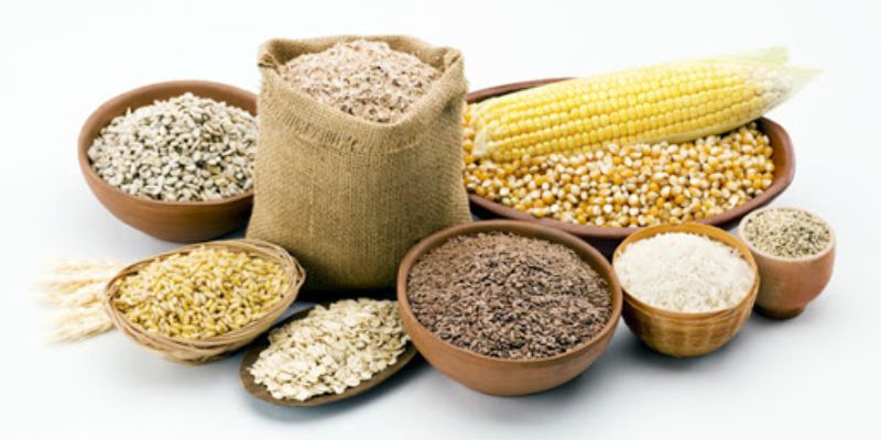 Đảm bảo đủ các chất khi cho gà ăn